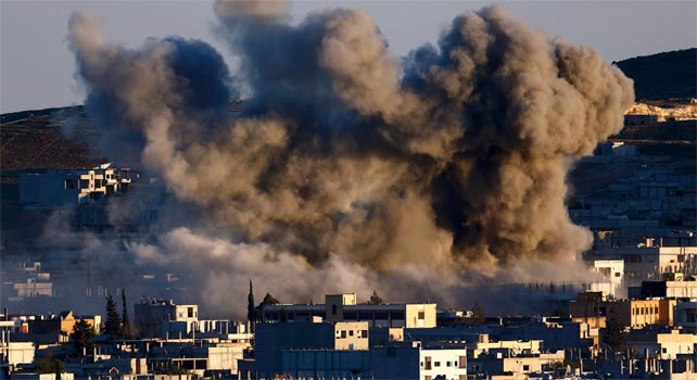 Una columna de humo se eleva en la localidad kurdo-siria de Kobani.
