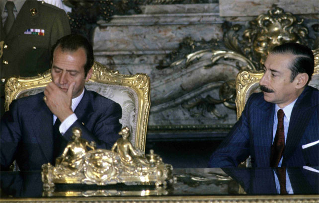 Videla firmando acuerdos de colaboración con el Rey Juan Carlos.