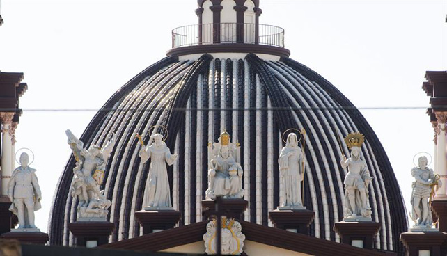 La fachada de la Iglesia de El Palmar de Troya acoge una estatua de Franco.