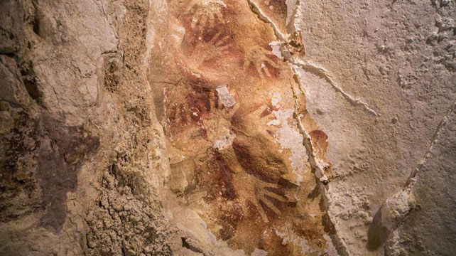 Fotografía facilitada por Nature de las pinturas prehistóricas de 39.000 años de antigüedad descubiertas en la isla de Célebes (Indonesia) por un grupo de arqueólogo australianos e indonesios.