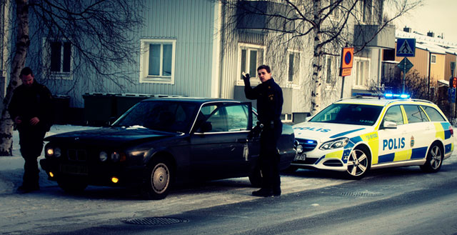 Un policía de Umeå inspecciona el coche del periodista español en 2013. PÚBLICO
