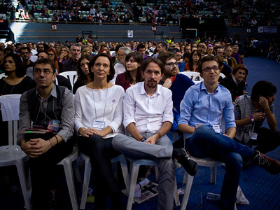 El líder de Podemos, Pablo Iglesias, observa las intervenciones en la asamblea fundacional del partido, junto a Juan Carlos Monedero, Iñigo Errejón y Carolina Bescansa.- JAIRO VARGAS