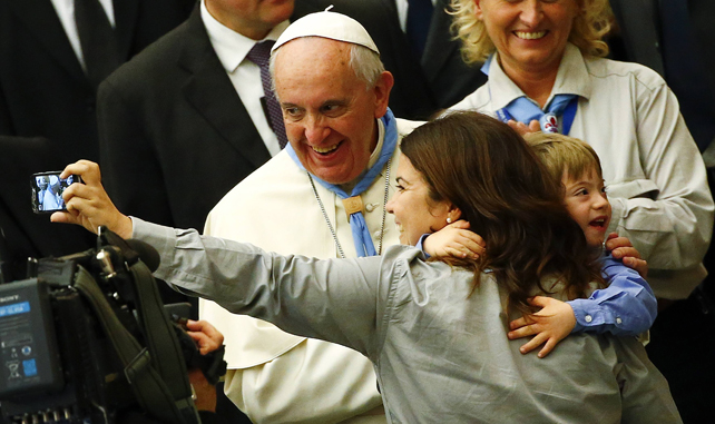 El Papa Francisco se hace un selfie durante una audiencia a los scouts adultos la pasada semana.