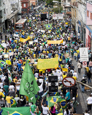 Cientos de personas protestan, este sábado, contra el Gobierno y piden un proceso de destitución contra la presidenta, Dilma Rousseff. EFE
