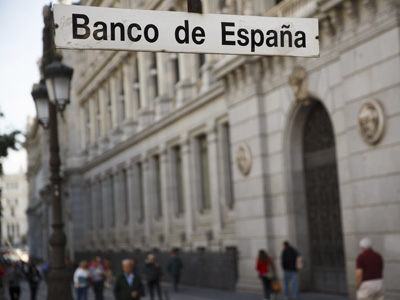 Cartel del Metro frente a la sede del Banco de España.