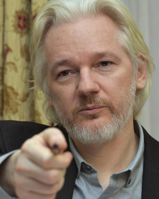 Fotografía de archivo de Julian Assange en la embajada de Ecuador en Londres.