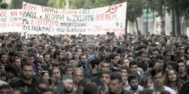 Una masiva protesta paralizó el centro de Atenas este lunes.