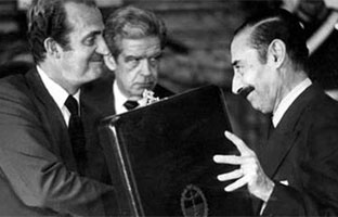 El rey Juan Carlos condecoró a 56 represores de la dictadura argentina