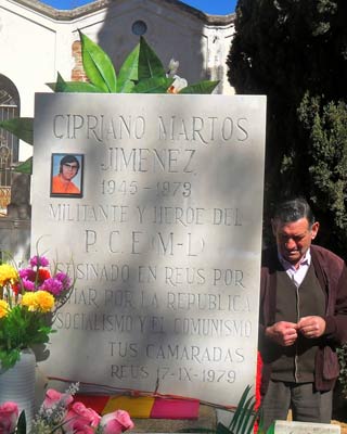 Cipriano junto a la tumba de su hermano.