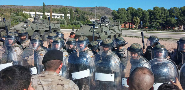 Militares con equipos antidisturbios hacen frente a soldados que fingen ser manifestantes, en Marines. PÚBLICO