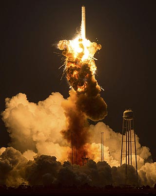 Momento de la explosión del cohete Antares de la firma privada Orbital Sciences Corporation.
