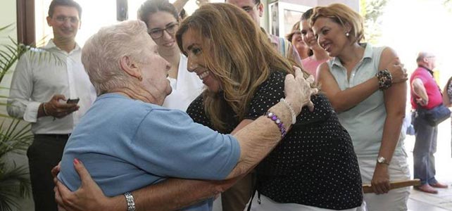 Susana Díaz abraza a una mujer tras su visita a una residencia de ancianos en Terque (Almería)