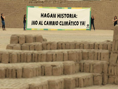 Activistas de Oxfam despliegan una pancarta contra el cambio climático en Lima. EFE