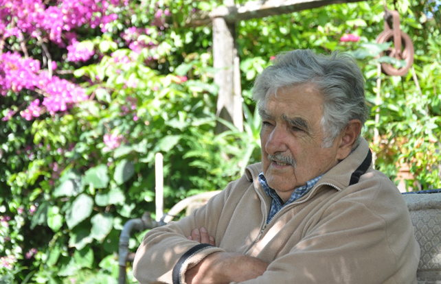 Pepe Mujica en el jardín de su vivienda