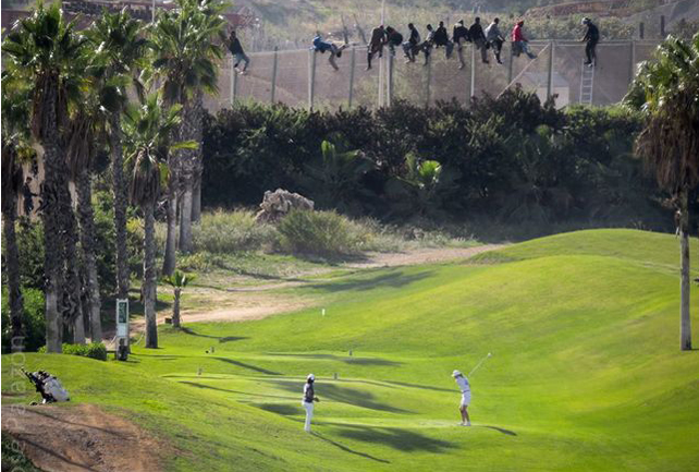 Varios inmigrantes intentan cruzar la valla de Melilla, junto al campo de golf de la ciudad.