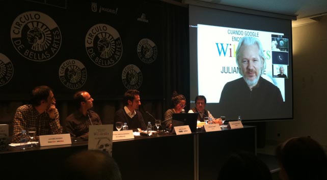 De derecha a izquierda: Julian Assange, fundador de Wikileaks; Carlos Enrique Bayo, director de 'Público'; y los periodistas Javier Gallego, Héctor García y Jacobo Rivero.