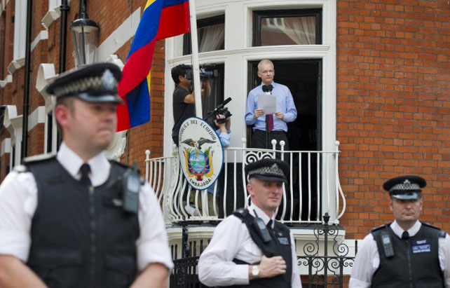 Julian Assange se dirige a los periodistas desde un balcón de la Embajada de Ecuador en Londres.