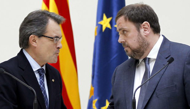 El president de la Generalitat, Artur Mas (Iz) y el líder de ERC, Oriol Junqueras.
