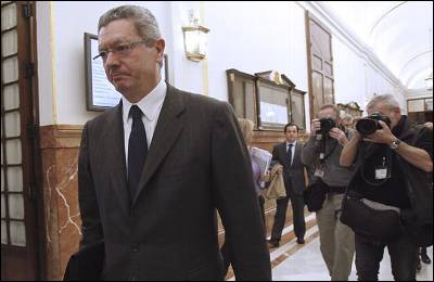 El ministro de Justicia, Alberto Ruiz-Gallardón, en los pasillos del Congreso. (Archivo)