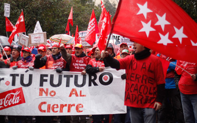 Trabajadores de Coca-Cola se manifiestan en Madrid contra el ERE y los cierres anunciados por la empresa.