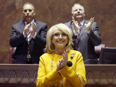 La gobernadora republicana Jan Brewer festeja los resultados de la votación a favor de restringir los derechos de los homosexuales