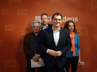 El presidente de Ciutadans, Albert Rivera, posa en la sede del partido junto a Javier Nart, Juan Carlos Girauta y Carolina Punset.