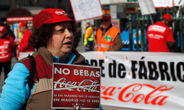 Una trabajadores de Coca-Cola en Fuenlabrada se manifiesta contra el cierre de la fábrica en la Puerta del Sol de Madrid.