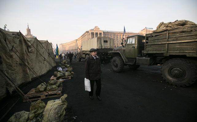 Un hombre pasea por la plaza de la Independencia, en ruinas por los enfrentamientos y tomada por las 'Fuerzas de Autodefensa'.