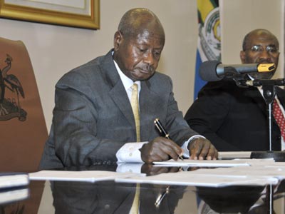 El presidente de Uganda, Yoweri Museveni, firmando la ley que castiga con cadena perpetua los actos homosexuales 'con agravantes', en Kampala, Uganda.
