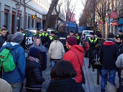 Protesta por un desahucio en la calle Tribulete. EUROPA PRESS
