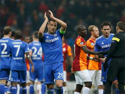 Los jugadores del Chelsea, al acabar su partido de Champions ante el Galatasaray. REUTERS/Murad Sezer