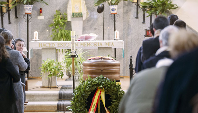 Imagen del funeral por Blas Piñar, el pasdo miércoles, en la capilla del cementerio municipal de Toledo.