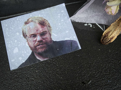 Una foto Hoffman depositada frente a su apartamento como parte de los homenajes al fallecido actor. REUTERS