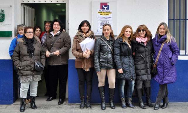 Trabajadoras y usuarias posan en la puerta del centro de la mujer de Ciudad Real.