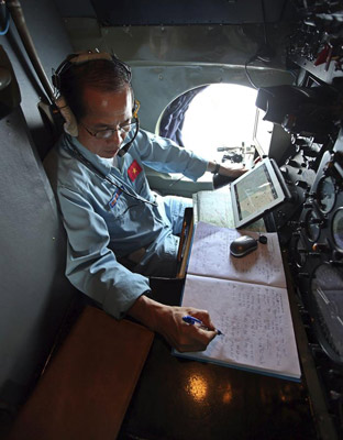 Un oficial trabaja desde un avión de las Fuerzas Armadas de Vietnam durante la operación de búsqueda del vuelo de Malaysia Airlines desaparecido.