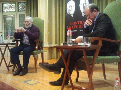 Julio Anguita junto a Julio Flor en la presentación del libro 'Contra la ceguera' en Bilbao.