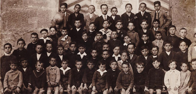 Imagen de archivo de un maestro con sus alumnos.