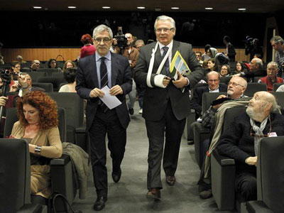El juez Baltassar Garzón, acompañado del diputado de IU Gaspar Llamazares, este martes, en el Congreso de los Diputados.