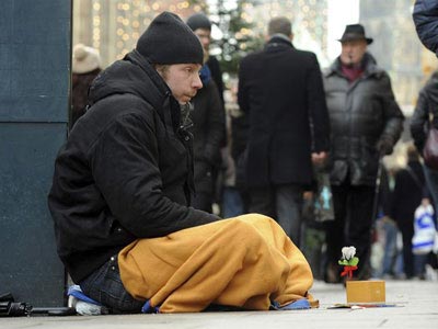 La pobreza grave afecta ya a tres millones de personas en España. EFE