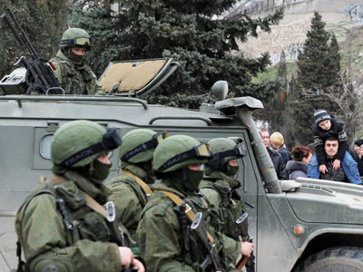 Militares no idenficados bloquean una base de la unidad de vigilancia de fronteras de Ucrania en Balaklava.- AFP