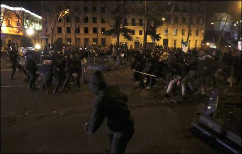 Enfrentamientos entre polcía y manifestantes tras la manifestación del 22-M en Madrid.