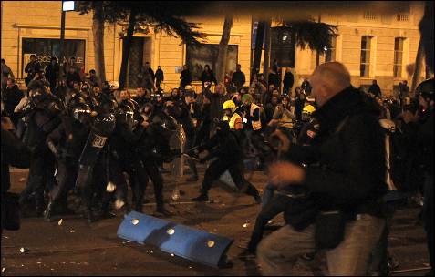 Manifestantes y policías se enfrentan en el paseo de Recoletos de Madrid tras la manifestación de las Marchas de la Dignidad.