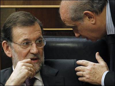 El presidente Rajoy y el ministro Fernández Díaz charlan en el Congreso. EFE