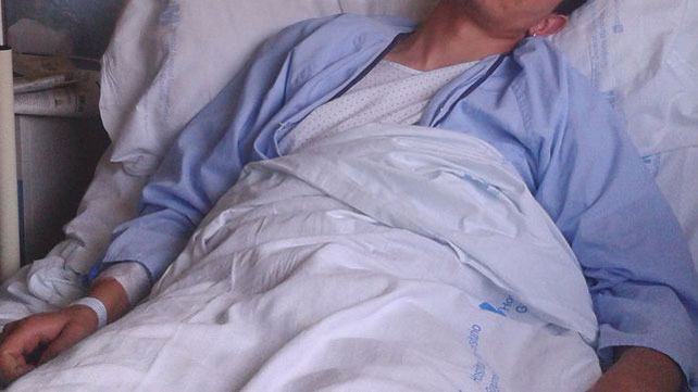 El joven Gabriel Ruiz, que pide que no se muestre su rostro, en la cama del Hospital Gregorio Marañón de Madrid.
