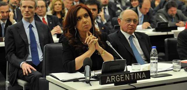 La presidenta argentina Cristina Kirchner, junto al canciller Héctor Timerman, en el Comité de Descolonización de la ONU.