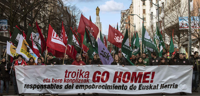 Cabeza de la manifestación celebrada por las calles de Bilbao al grito de UE y Fondo Monetario Internacional (FMI) 'Go home' en protesta por las políticas de austeridad.