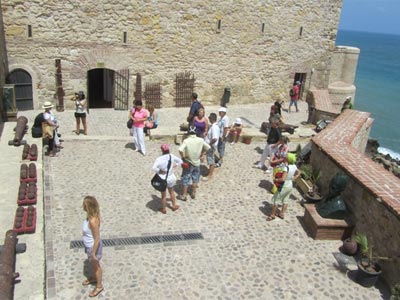 Terraza de acceso al Museo Histórico Militar de Melilla.