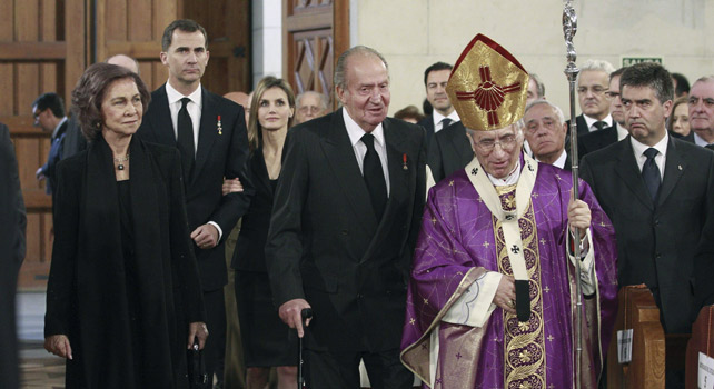 El arzobispo de Madrid Rouco Varela junto a la familia real en el funeral de Estado de Suárez.