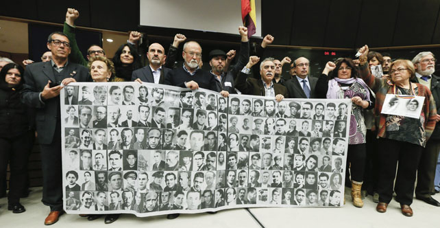 Familiares de las víctimas del franquismo muestran retratos de sus parientes tras el final del debate 'Búsqueda de la verdad, justicia y reparación para las víctimas del franquismo en Europa' en el Parlamento Europeo.