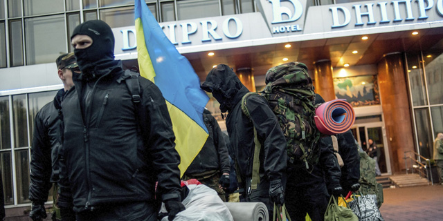 Miembros del movimiento 'Sector de Derechas' abandonan el hotel Dnipro en Kiev (Ucrania) hoy, martes 1 de abril de 2014.EFE/Konstantin Ivanov